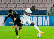 开云体育直播-阿贾克斯客场逆转，豪取关键三分