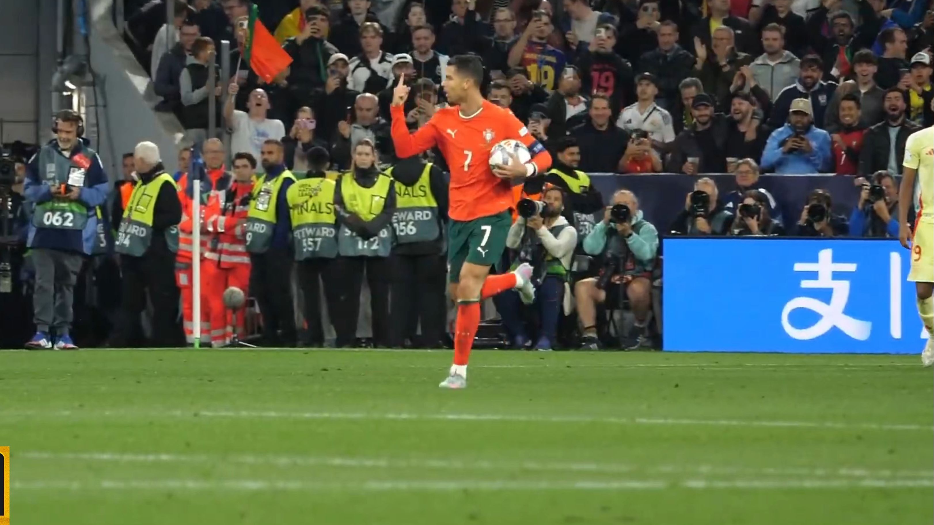 欧国联淘汰赛惊险一幕,全场球迷尖叫的简单介绍 欧国联淘汰赛惊险一幕,全场球迷尖叫的简单介绍