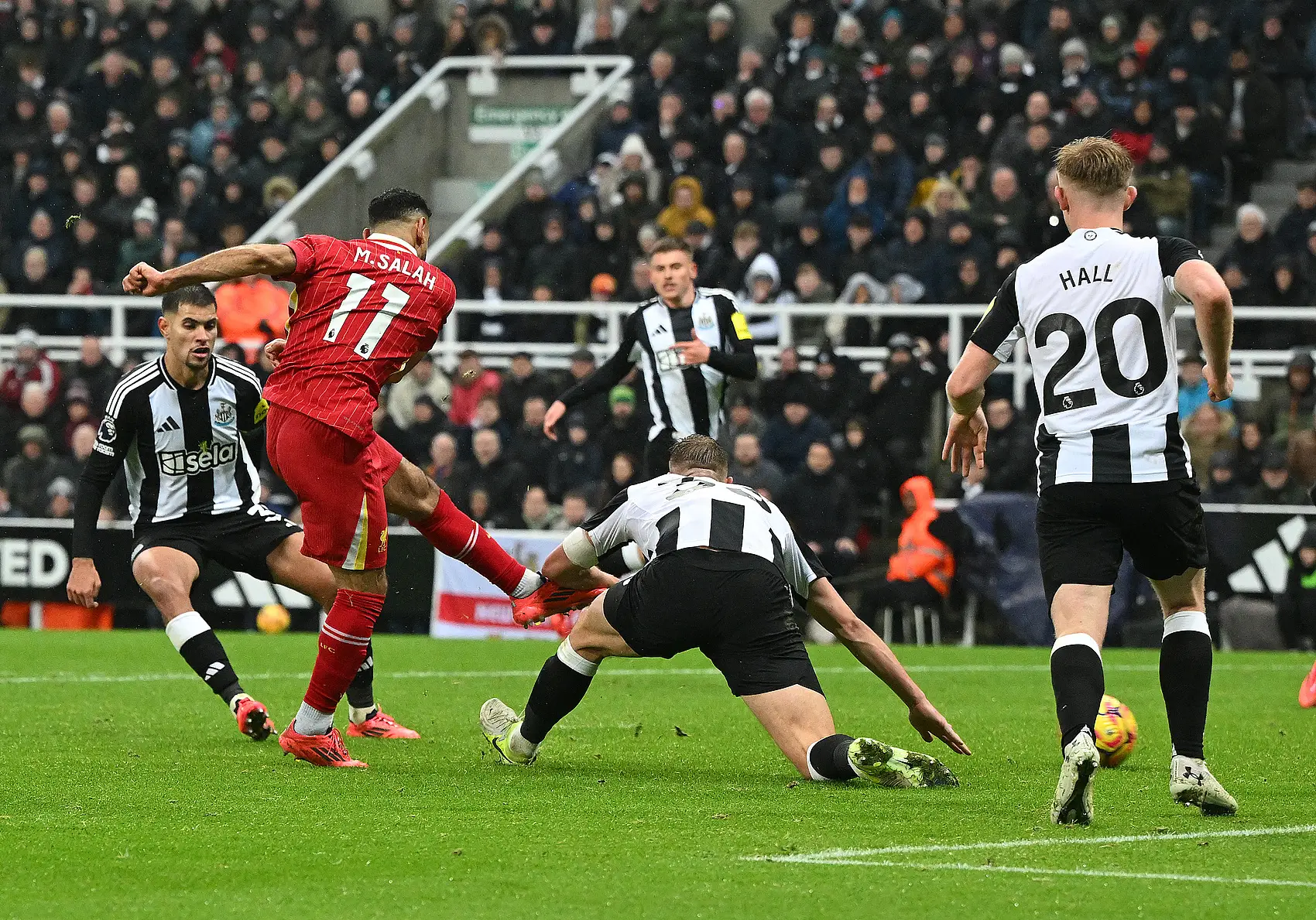 阿贾克斯中场展现出色的传球技术，帮助球队连连破门的简单介绍