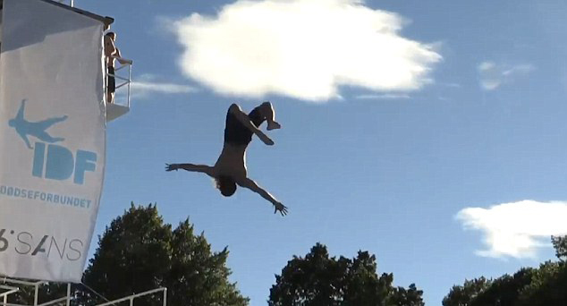 挪威跳水选手高难度动作，震撼全场