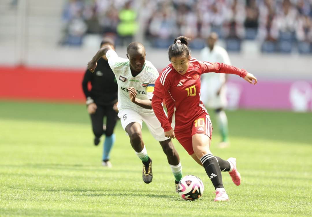 中国女足球员在国际赛场上崭露头角