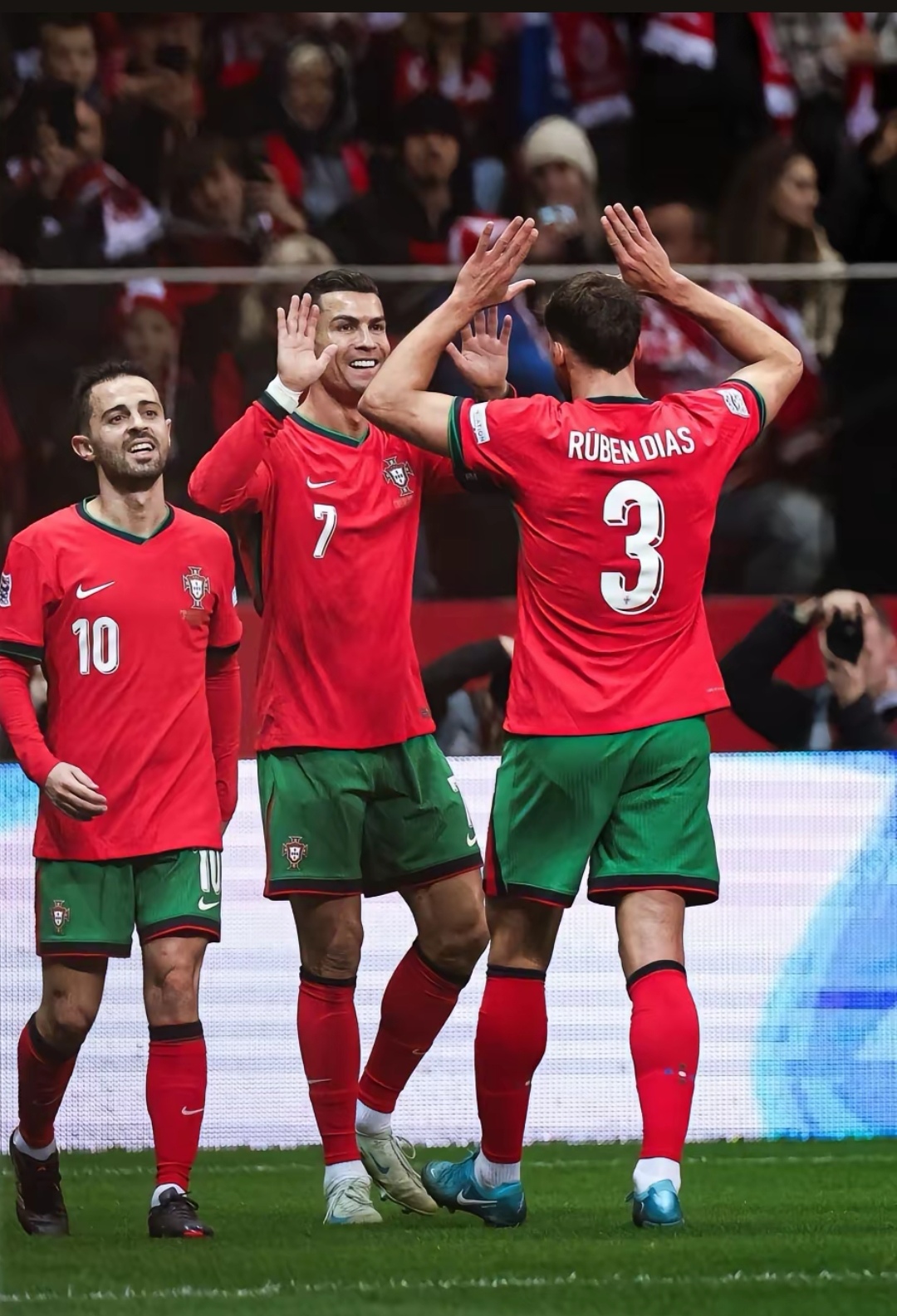 关于欧国联联赛轮局望尘莫及，球队成绩摇摇欲坠的信息