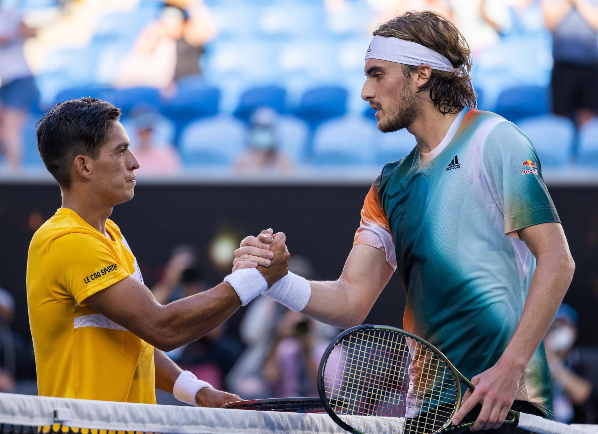 包含澳大利亚网球队横扫世界网球队，西西帕斯统治全场的词条