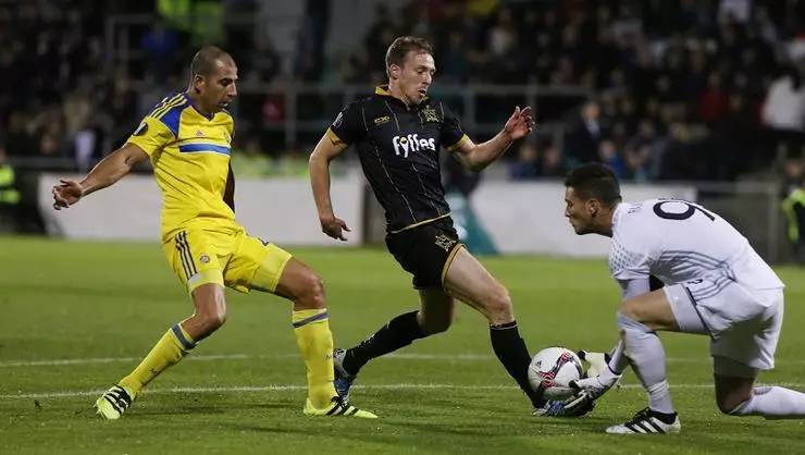 哥伦比亚队后防线表现出色稳固