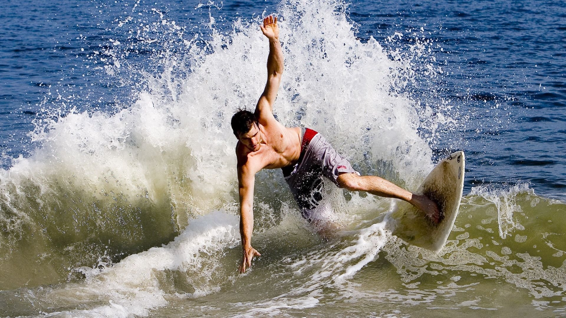 跨界征服,从绿茵场到F1赛道,非洲雄狮与法国超跑的统治时刻